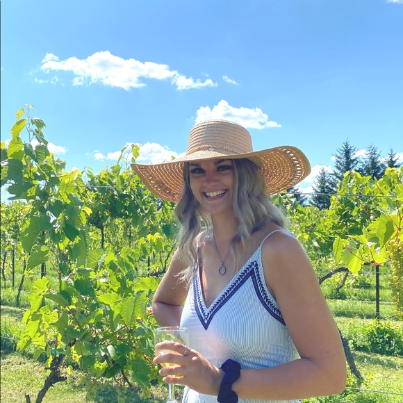 Meet your Posher, Carina - Picture 1 of 1